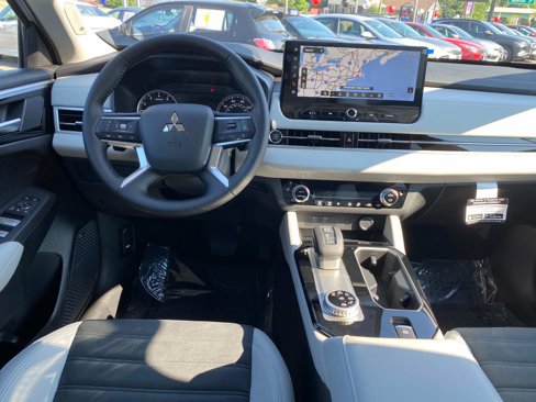 New 2025 Mitsubishi Outlander SE image 9