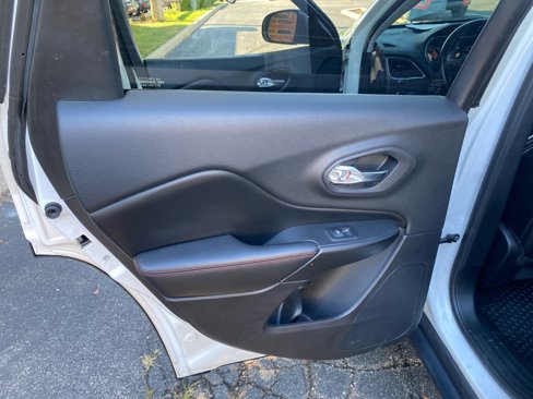 Used 2019 Jeep Cherokee Trailhawk w/ Cold Weather Group image 19