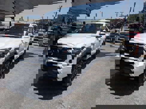 Used 2024 Toyota Tacoma TRD Off-Road image 4
