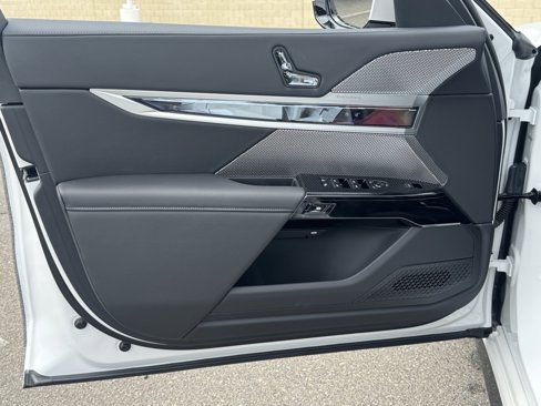 New 2026 BMW 750e xDrive image 18