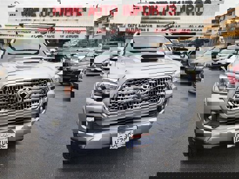 Used 2017 Toyota Tacoma TRD Sport image 22
