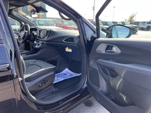 New 2026 Chrysler Pacifica Limited w/ Uconnect Theater Family Group image 35