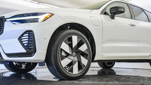 Certified 2025 Volvo XC60 T8 Plus w/ Protection Package Premier image 10