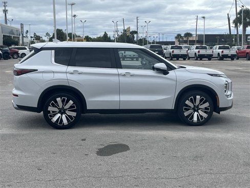 New 2025 Mitsubishi Outlander SE image 6