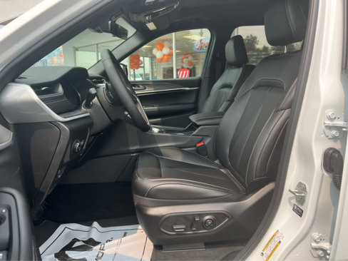 New 2025 Jeep Grand Cherokee L Limited w/ Black Appearance Package image 26