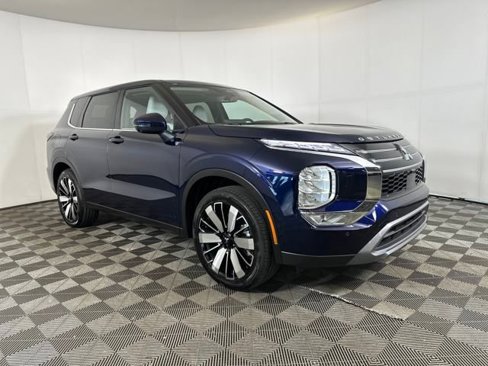 Used 2025 Mitsubishi Outlander SE image 2