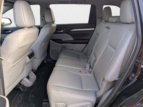 Used 2016 Toyota Highlander XLE image 17
