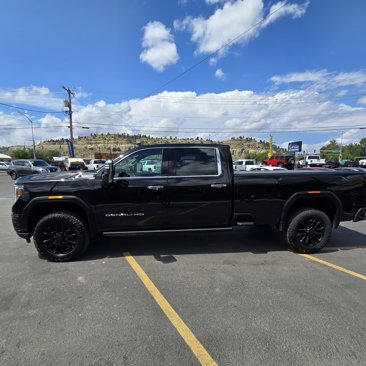 Used 2022 GMC Sierra 3500 Denali w/ Denali Black Diamond Edition image 9