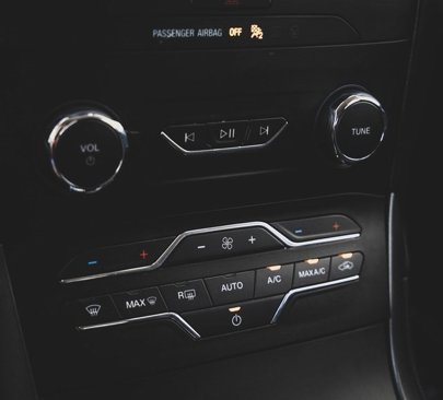 Used 2020 Ford Edge SE image 15