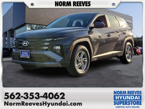 Certified 2025 Hyundai Tucson SE image 1