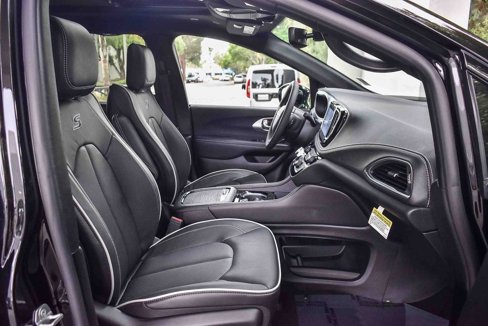 New 2026 Chrysler Pacifica Limited w/ S Appearance Package image 16