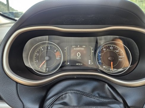 Used 2016 Jeep Cherokee Sport image 18