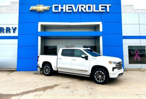 Used 2022 Chevrolet Silverado 1500 High Country w/ Technology Package image 2