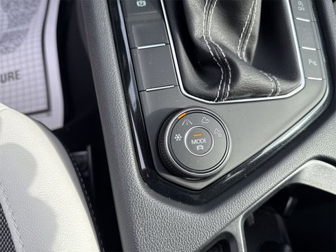 New 2025 Volkswagen Taos SE image 33
