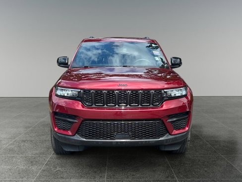 Used 2024 Jeep Grand Cherokee Altitude image 2