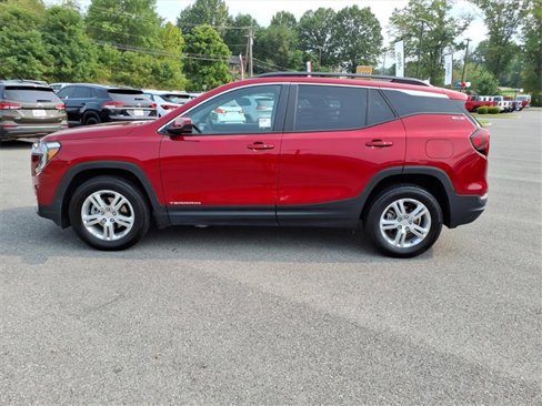 Used 2024 GMC Terrain SLE w/ Driver Convenience Package image 7