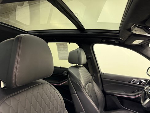 Used 2022 BMW X5 xDrive40i w/ M Sport Package image 12
