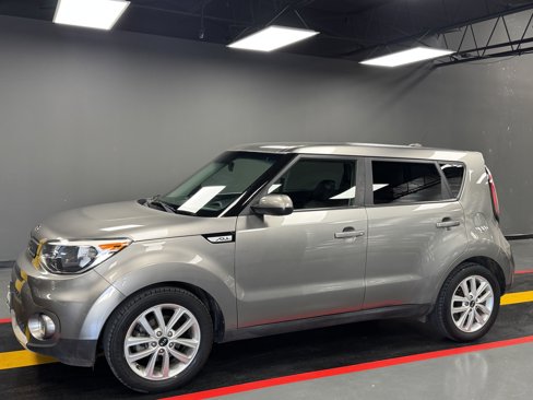 Used 2017 Kia Soul + image 2
