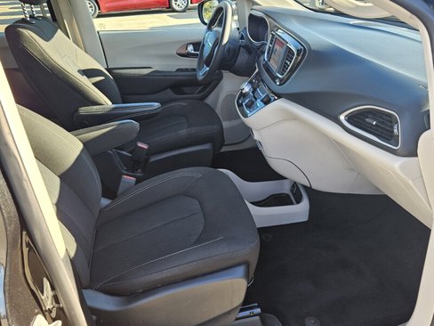 Used 2023 Chrysler Voyager LX image 17