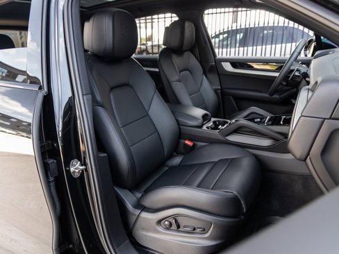 Used 2025 Porsche Cayenne image 41