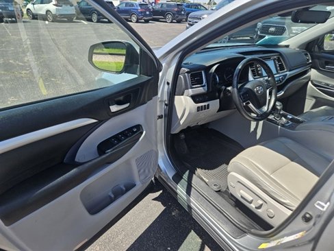 Used 2018 Toyota Highlander XLE image 10