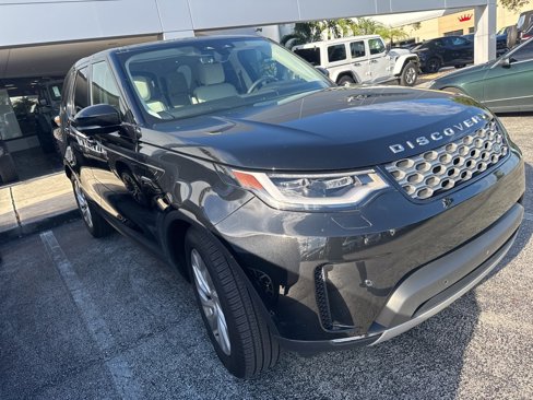 Used 2025 Land Rover Discovery S image 2