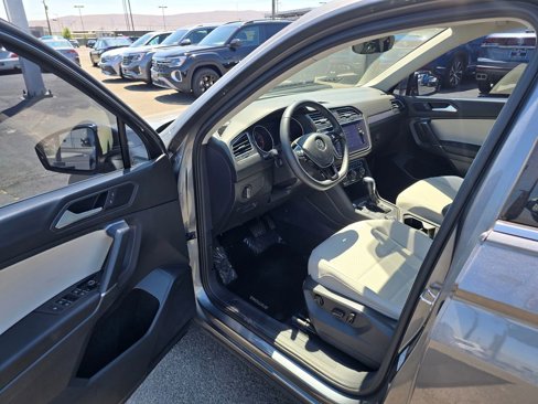 Used 2020 Volkswagen Tiguan SE w/ Panoramic Sunroof Package image 23