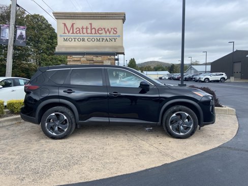 Used 2024 Nissan Rogue SV image 4