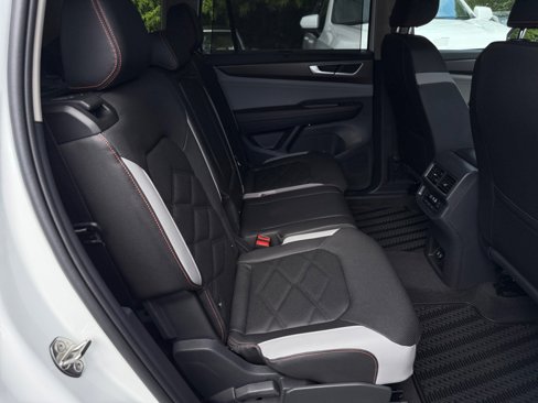 New 2025 Volkswagen Atlas Peak Edition SE image 29