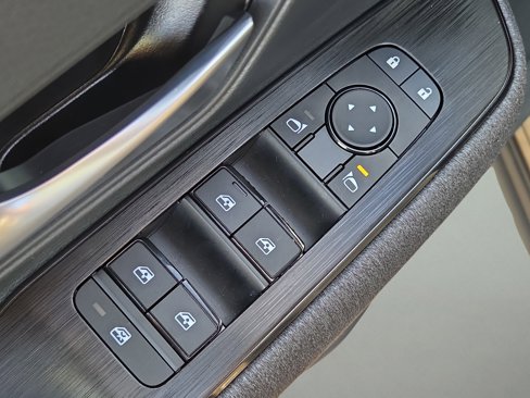 Used 2025 Nissan Kicks SV image 13
