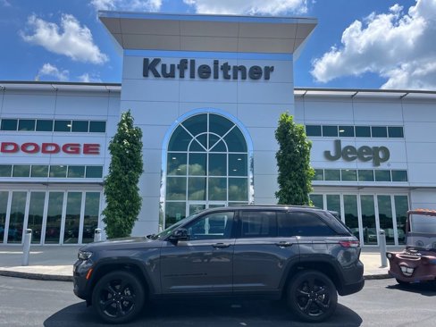 Used 2023 Jeep Grand Cherokee Altitude image 1