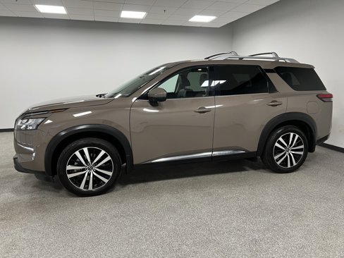 Used 2024 Nissan Pathfinder Platinum image 7