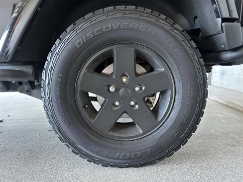 Used 2012 Jeep Wrangler Unlimited Rubicon image 37