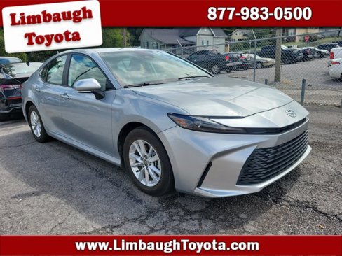 Used 2025 Toyota Camry SE image 1