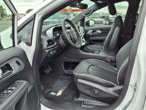 New 2026 Chrysler Pacifica Limited image 7