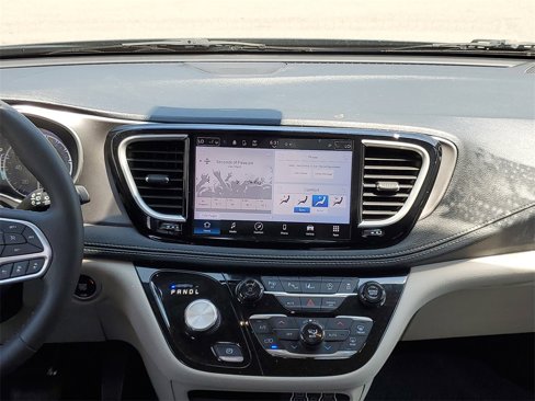 Used 2023 Chrysler Pacifica Touring-L image 29