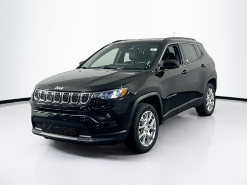Used 2023 Jeep Compass Latitude image 1