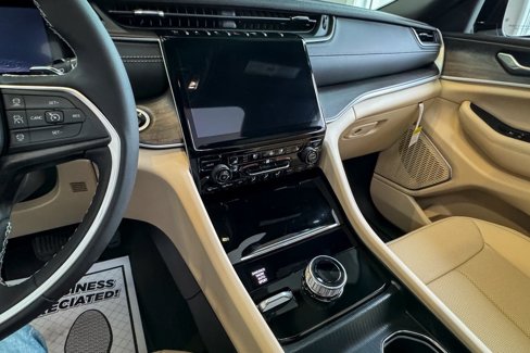 New 2025 Jeep Grand Cherokee L Limited w/ Luxury Tech Group II image 16