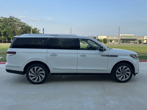 Used 2023 Lincoln Navigator L Reserve image 6