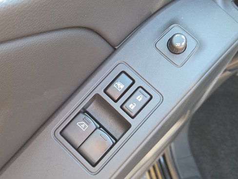 Used 2025 Nissan Frontier SV image 12