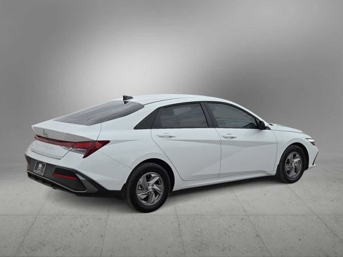 Certified 2025 Hyundai Elantra SE image 8