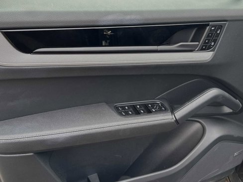 Used 2024 Porsche Cayenne image 12