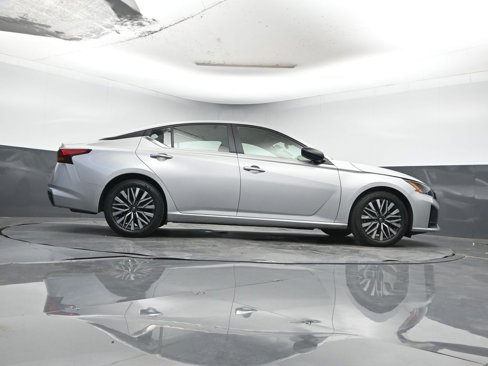 Used 2024 Nissan Altima 2.5 SV image 14