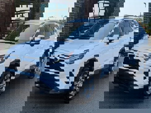 Used 2022 Toyota RAV4 XLE image 1