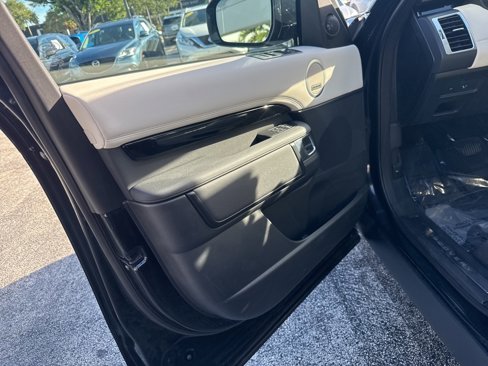 Used 2025 Land Rover Discovery S image 13