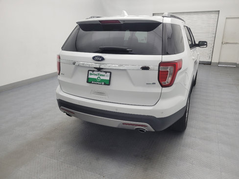 Used 2017 Ford Explorer XLT image 7