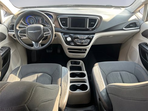 Used 2019 Chrysler Pacifica Touring image 12