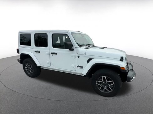 Used 2025 Jeep Wrangler Sahara image 2