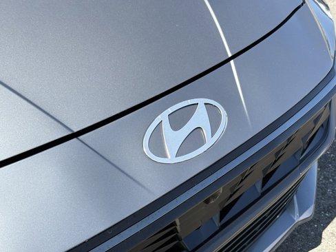 Used 2024 Hyundai Elantra Limited image 9