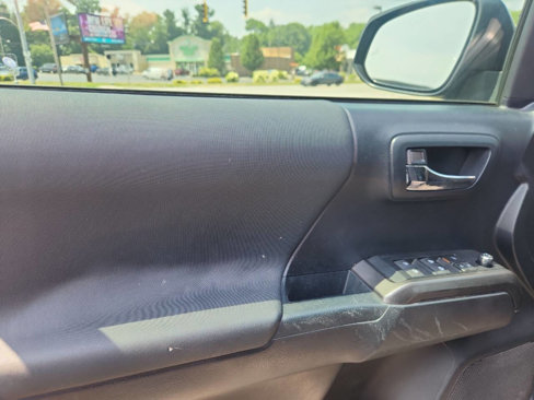 Used 2018 Toyota Tacoma TRD Off-Road image 12